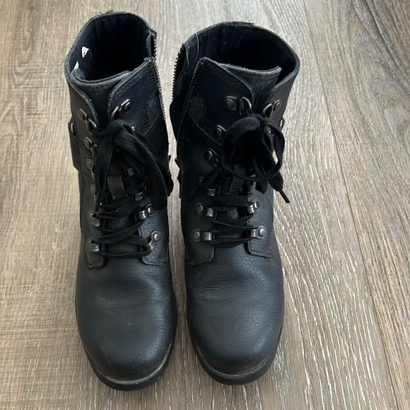 Girls waterproof Sorel Boots Size 2 - Picture 2 of 5